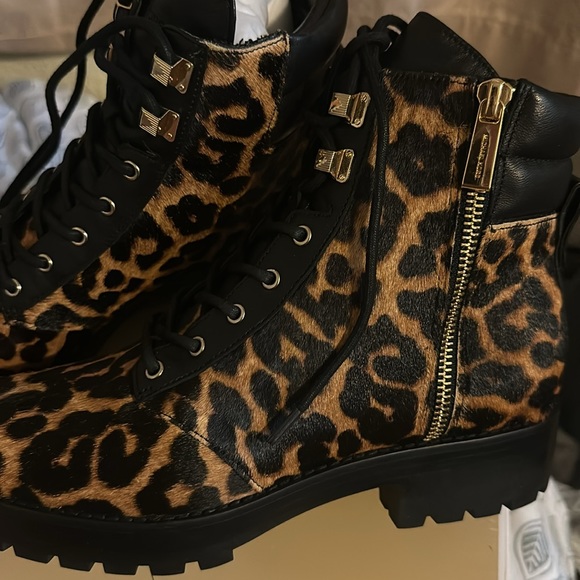 Never been used. Michael Kors Rosario Ankle Boot size 7.0 - Picture 3 of 6